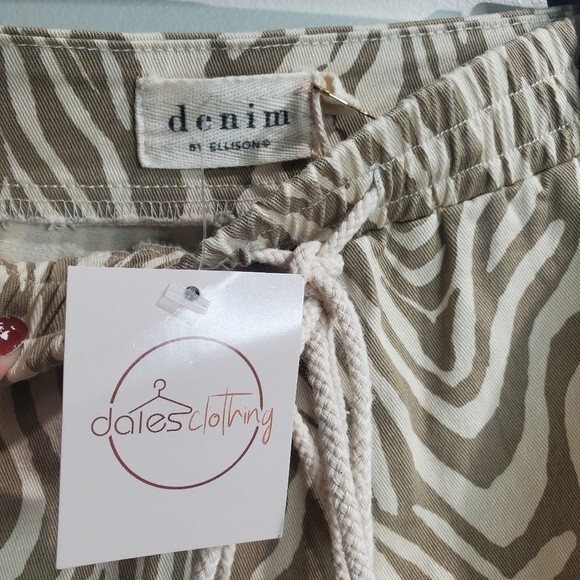 Denim animal print shorts with raw hem large Nwt - Picture 2 of 4